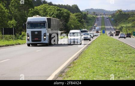 simoes filho, bahia / brasilien - 24. März 2017: Bewegung von Lastkraftwagen und Automobilen auf der Bundesstraße BR 324 in der Gemeinde Simoe Stockfoto