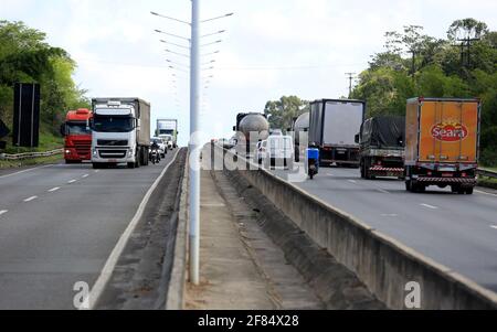 simoes filho, bahia / brasilien - 24. märz 2017: Bewegung von Lastkraftwagen und Automobilen auf der Bundesstraße BR 324 in der Gemeinde Simoes Stockfoto