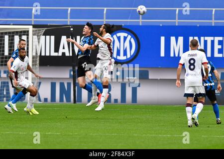 Mailand, Italien. April 2021. Alessandro Bastoni (95) und Leonardo Pavoletti (30) von Inter Mailand gesehen während der Serie EIN Spiel zwischen Inter Mailand und Cagliari Calcio im San Siro in Mailand, Italien. (Foto: Gonzales Photo/Alamy Live News Stockfoto