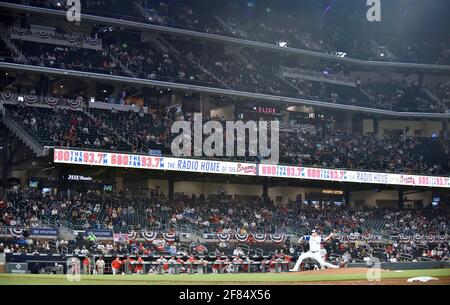 Atlanta, GA, USA. April 2021. Eine begrenzte Teilnehmerzahl von 33 % nimmt an einem MLB-Spiel zwischen den Philadelphia Phillies und Atlanta Braves im Truist Park in Atlanta, GA, Teil. Austin McAfee/CSM/Alamy Live News Stockfoto