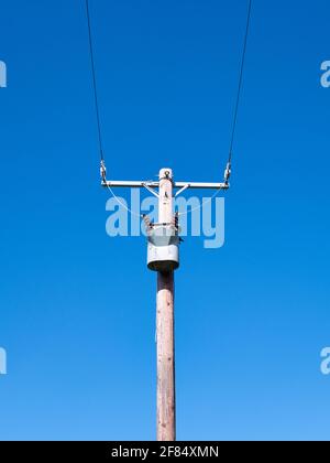 Ein Strompylon, der Strom über das britische nationale Netz liefert und Stromkabel, Isolatoren und andere Geräte zeigt. Stockfoto