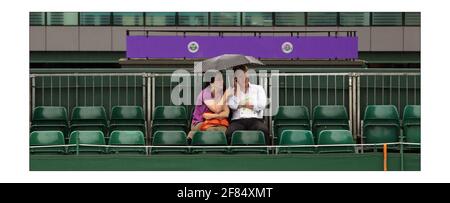 Wimbledon 2008... 2/7/2008 früher Regen stoppt playphotograph von David Sandison The Independent Stockfoto