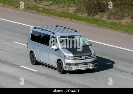 2018 VW Volkswagen Transporter T32 SE TDI BMT fährt auf der Autobahn M6 bei Preston in Lancashire, Großbritannien. Stockfoto