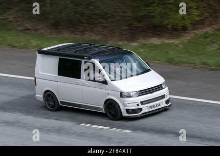 Ein Volkswagen Wohnmobil auf der Autobahn M6 in der Nähe von Preston in Lancashire, Großbritannien. Stockfoto