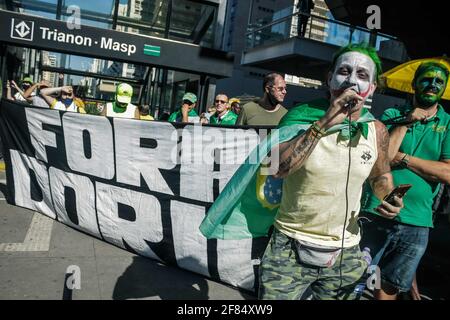 Sao Paulo, Sao Paulo, Brasilien. April 2021. SAO PAULO (SP), 11/04/2021 - MANIFESTACAO EM CARREATA/AVENIDA PAULISTA - SAO PAULO - SP. Denominada como ''MARCHA da FAMILIA CRISTA'', centenas de manimantes se reuniram em uma carreata na tarde deste domingo (11), em favor de ''Deus, Familia e Liberdade''. Iniciando em frente a Assembleia Legislata do Estado de Sao Paulo (ALESP), e seguindo para a Avenida Paulista, um dos principais locais do estado. O evento ainda contou com o apoio de Mais de 50 entidades conservadoras de todo o pais, e aconteceu simultaneamente nos principais estados e CI Stockfoto