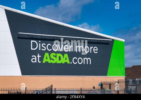 Corporate Signage in einem Geschäft der britischen ASDA-Supermarktkette, das sich in einem Wohngebiet im Norden Englands befindet. Aufgenommen an einem sonnigen Tag mit einem Stockfoto