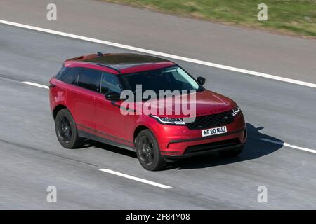 2020 Red Land Rover, Range Rover Velar SE, SUV 2993 ccm Diesel auf der Autobahn M6 in der Nähe von Preston in Lancashire, Großbritannien. Stockfoto