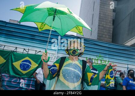 Sao Paulo, Sao Paulo, Brasilien. April 2021. SAO PAULO (SP), 11/04/2021 - MANIFESTACAO EM CARREATA/AVENIDA PAULISTA - SAO PAULO - SP. Denominada como ''MARCHA da FAMILIA CRISTA'', centenas de manimantes se reuniram em uma carreata na tarde deste domingo (11), em favor de ''Deus, Familia e Liberdade''. Iniciando em frente a Assembleia Legislata do Estado de Sao Paulo (ALESP), e seguindo para a Avenida Paulista, um dos principais locais do estado. O evento ainda contou com o apoio de Mais de 50 entidades conservadoras de todo o pais, e aconteceu simultaneamente nos principais estados e CI Stockfoto