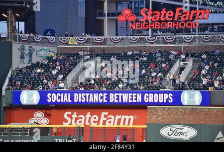 Atlanta, GA, USA. April 2021. Eine begrenzte Teilnehmerzahl von 33 % nimmt an einem MLB-Spiel zwischen den Philadelphia Phillies und Atlanta Braves im Truist Park in Atlanta, GA, Teil. Austin McAfee/CSM/Alamy Live News Stockfoto