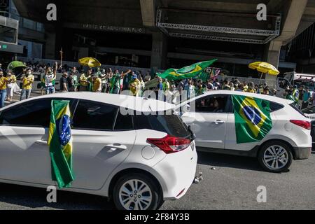 Sao Paulo, Sao Paulo, Brasilien. April 2021. SAO PAULO (SP), 11/04/2021 - MANIFESTACAO EM CARREATA/AVENIDA PAULISTA - SAO PAULO - SP. Denominada como ''MARCHA da FAMILIA CRISTA'', centenas de manimantes se reuniram em uma carreata na tarde deste domingo (11), em favor de ''Deus, Familia e Liberdade''. Iniciando em frente a Assembleia Legislata do Estado de Sao Paulo (ALESP), e seguindo para a Avenida Paulista, um dos principais locais do estado. O evento ainda contou com o apoio de Mais de 50 entidades conservadoras de todo o pais, e aconteceu simultaneamente nos principais estados e CI Stockfoto