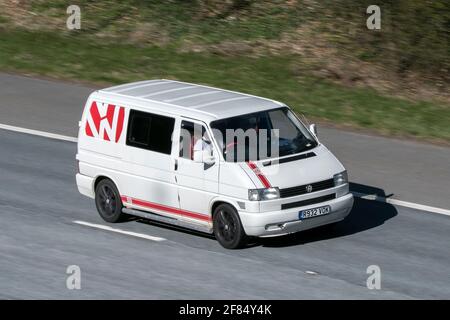 1997 90s weißer VW Volkswagen 1000 TD swb Fenstertransporter auf der Autobahn M6 in der Nähe von Preston in Lancashire, Großbritannien. Stockfoto