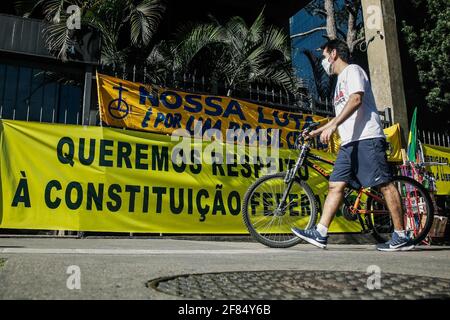 Sao Paulo, Sao Paulo, Brasilien. April 2021. SAO PAULO (SP), 11/04/2021 - MANIFESTACAO EM CARREATA/AVENIDA PAULISTA - SAO PAULO - SP. Denominada como ''MARCHA da FAMILIA CRISTA'', centenas de manimantes se reuniram em uma carreata na tarde deste domingo (11), em favor de ''Deus, Familia e Liberdade''. Iniciando em frente a Assembleia Legislata do Estado de Sao Paulo (ALESP), e seguindo para a Avenida Paulista, um dos principais locais do estado. O evento ainda contou com o apoio de Mais de 50 entidades conservadoras de todo o pais, e aconteceu simultaneamente nos principais estados e CI Stockfoto