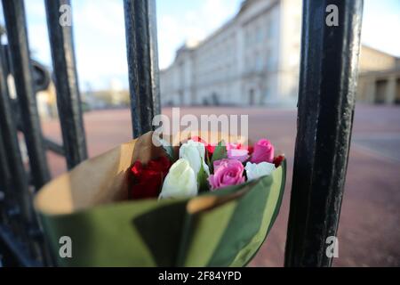 London, England, Großbritannien. April 2021. Nun=die Gratulanten hinterlassen weiterhin Blumen und Botschaften für den Herzog von Edinburgh, Prinz Philip, vor dem Buckingham Palace, trotz der Bitte der königlichen Familie, stattdessen eine Wohltätigkeitsorganisation zu spenden. Kredit: Tayfun Salci/ZUMA Wire/Alamy Live Nachrichten Stockfoto