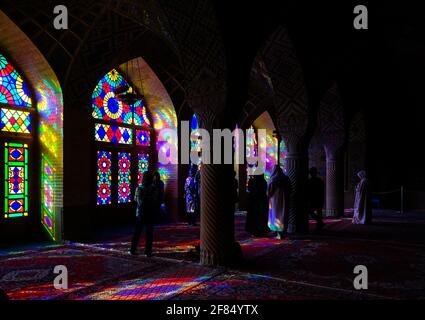 Ein schöner Blick auf das Innere des rosa Nasir-ol-Molk Moschee in den Farben beleuchtet Stockfoto