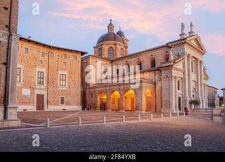 Dom von Urbino (Kathedrale), Marken, Italien, gegründet 1021 über ein 6. Jahrhundert religiöses Gebäude Stockfoto