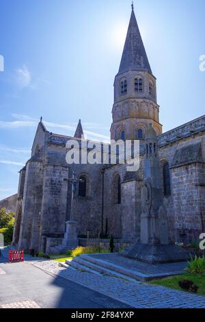 Le Dorat, Frankreich - 23. August 2019: Die Stiftskirche Saint-Pierre von Le Dorat oder Eglise Saint-Pierre-es-Liens du Dorat, Departement Haute-Vienne Stockfoto