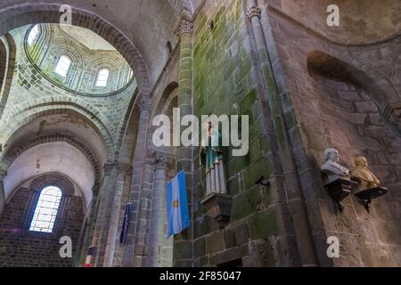 Le Dorat, Frankreich - 23. August 2019: Innenraum der Stiftskirche Saint-Pierre von Le Dorat oder Eglise Saint-Pierre-es-Liens du Dorat Stockfoto