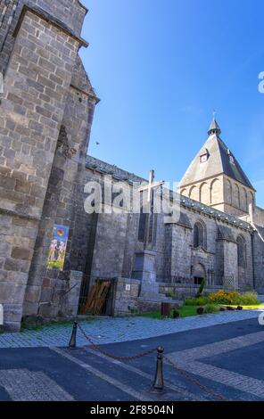 Le Dorat, Frankreich - 23. August 2019: Die Stiftskirche Saint-Pierre von Le Dorat oder Eglise Saint-Pierre-es-Liens du Dorat, Departement Haute-Vienne Stockfoto