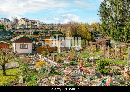 Gartenbahn in einem deutschen Schrebergarten im Frühjahr, Dresden, Sachsen, Deutschland Stockfoto