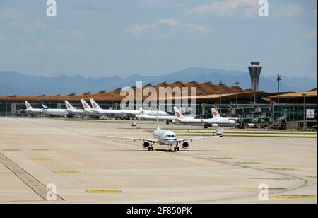 Viele Flugzeuge von Air China werden am Terminal 3 des Beijing Capital Airport im Nordosten von Peking, China, geparkt, als ein Taxi zur Start- und Landebahn Stockfoto