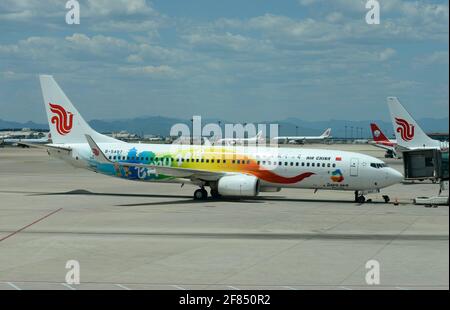 Ein Jet-Flugzeug von Air China, das für die Gartenbauausstellung 2019 in Peking eingerichtet wurde, steht am Terminal 3 des Beijing Capital Airport, China, Stockfoto