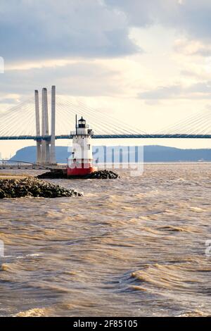 Tarrytown, NY - USA - 14. März 2021: Vertikale Ansicht des Tarrytown Light, eines funkelnden Leuchtturms auf der Ostseite des Hudson River. Gesehen bei Sonnenuntergang Stockfoto