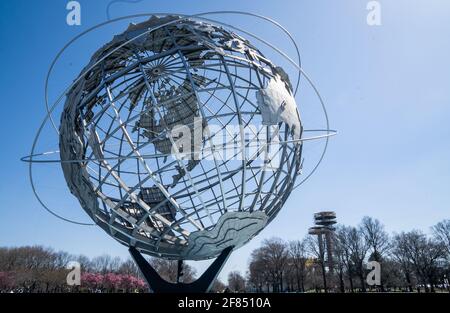 Queens, NY - 3. April 2021: Blick auf die Unisphere, eine kugelförmige Darstellung der Erde aus Edelstahl. Entworfen von Gilmore D. Clarke für den 1964 Stockfoto