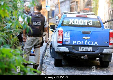 salvador, bahia / brasilien - 30. november 2016: Polizisten untersuchen Mord im Handelsviertel Salvado. *** Ortsüberschrift *** Stockfoto