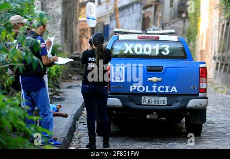 salvador, bahia / brasilien - 30. november 2016: Polizisten untersuchen Mord im Handelsviertel Salvado. *** Ortsüberschrift *** Stockfoto