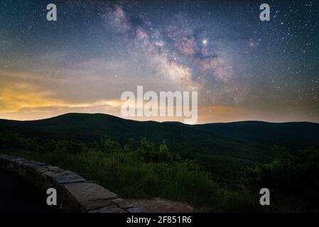 Die Milchstraße im nördlichen Teil des Shenandoah National Park vom Skyline Drive aus. Stockfoto