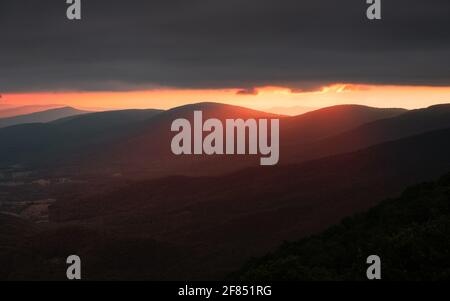 Am Morgen strahlt die Sonne ein warmes Licht über den Bergrücken des Shenandoah National Park. Stockfoto