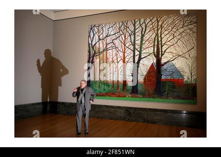 Der britische Künstler David Hockney (L) posiert für Fotografien neben einem Ausschnitt seines Gemäldes 'Bigger Tree's Near Warter', in der Tate Britain in London. David Hockney hat das Kunstwerk der Tate Britainphotograph von David Sandison The Independent 7/4/2008 geschenkt Stockfoto