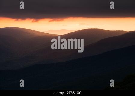 Am Morgen strahlt die Sonne ein warmes Licht über den Bergrücken des Shenandoah National Park. Stockfoto