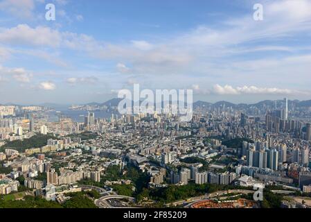 Blick über die Kowloon-Halbinsel in Hongkong, China, von den Kowloon-Hügeln im Norden Stockfoto