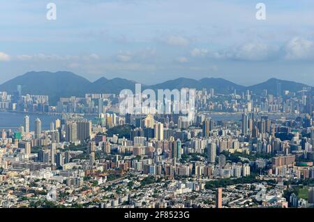 Blick über die Kowloon-Halbinsel in Hongkong, China, von den Kowloon-Hügeln im Norden Stockfoto