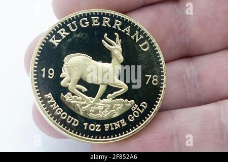 Ein Mann hält eine 1978 Krügerrand 1 Unze Goldmünze Stockfoto