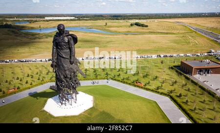 RZHEV, RUSSLAND - 21. AUGUST 2020 Rzhev Denkmal für den sowjetischen Soldaten. Der Gedächtniskomplex in Erinnerung an alle sowjetischen Soldaten des Zweiten Weltkriegs Luftaufnahme Stockfoto