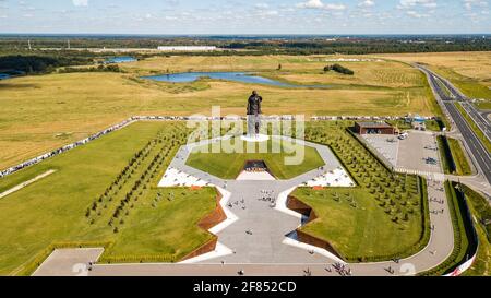 RZHEV, RUSSLAND - 21. AUGUST 2020 Rzhev Denkmal für den sowjetischen Soldaten. Der Gedächtniskomplex in Erinnerung an alle sowjetischen Soldaten des Zweiten Weltkriegs Luftaufnahme Stockfoto