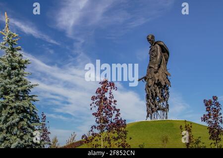 RZHEV, RUSSLAND - 21. AUGUST 2020 Rzhev Denkmal für den sowjetischen Soldaten. Der Gedächtniskomplex in Erinnerung an alle sowjetischen Soldaten des Zweiten Weltkriegs Stockfoto