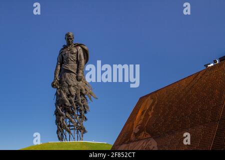 RZHEV, RUSSLAND - 21. AUGUST 2020 Rzhev Denkmal für den sowjetischen Soldaten. Der Gedächtniskomplex in Erinnerung an alle sowjetischen Soldaten des Zweiten Weltkriegs Stockfoto