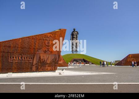 RZHEV, RUSSLAND - 21. AUGUST 2020 Rzhev Denkmal für den sowjetischen Soldaten. Der Gedächtniskomplex in Erinnerung an alle sowjetischen Soldaten des Zweiten Weltkriegs Hauptansicht. Stockfoto