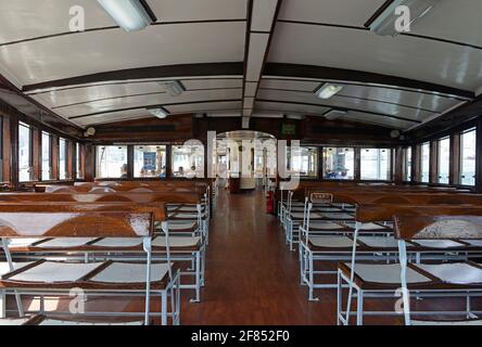 Blick auf das Oberdeck einer Star Ferry, die über den Hafen in Hongkong, China, fährt Stockfoto