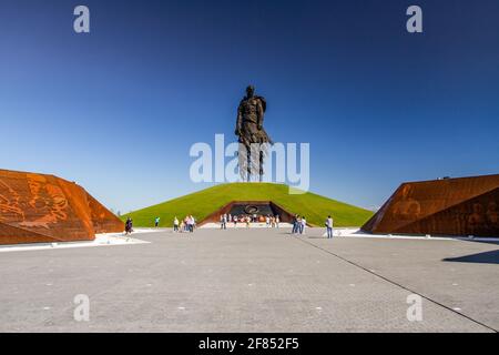 RZHEV, RUSSLAND - 21. AUGUST 2020 Rzhev Denkmal für den sowjetischen Soldaten. Der Gedächtniskomplex in Erinnerung an alle sowjetischen Soldaten des Zweiten Weltkriegs Hauptansicht. Stockfoto