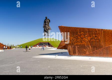 RZHEV, RUSSLAND - 21. AUGUST 2020 Rzhev Denkmal für den sowjetischen Soldaten. Der Gedächtniskomplex in Erinnerung an alle sowjetischen Soldaten des Zweiten Weltkriegs Hauptansicht. Stockfoto