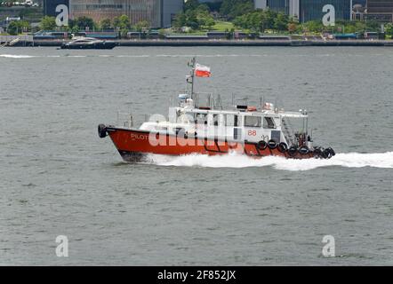 Ein Hafenlotsenboot fährt durch den Hafen in Hongkong, China Stockfoto