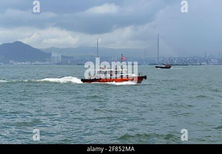 Ein Hafenlotsenboot fährt durch den Hafen in Hongkong, China Stockfoto