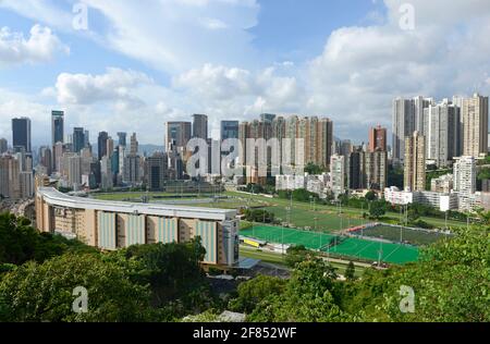 Blick auf die Pferderennbahn des Hong Kong Jockey Club im Happy Valley auf Hong Kong Island, China Stockfoto