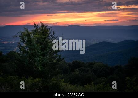 Blick auf den Sonnenuntergang auf den Shenandoah National Park in Virginia vom Pass Mountain aus auf den Skyline Drive. Stockfoto