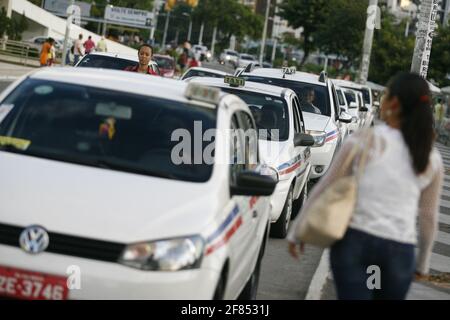 salvador, bahia / brasilien - 31. Mai 2016: In der Stadt Salvador ist eine Taxischlange zu sehen. *** Ortsüberschrift *** Stockfoto