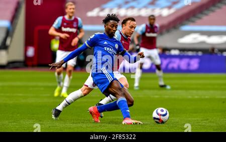 London, Großbritannien. April 2021. Wilfred Ndidi vom FC Leicester City mit dem Ball während des Premier League-Spiels zwischen West Ham United und Leicester City am 11. April 2021 im London Stadium, Queen Elizabeth Olympic Park, London, England. Foto von Phil Hutchinson. Nur zur redaktionellen Verwendung, Lizenz für kommerzielle Nutzung erforderlich. Keine Verwendung bei Wetten, Spielen oder Veröffentlichungen einzelner Clubs/Vereine/Spieler. Kredit: UK Sports Pics Ltd/Alamy Live Nachrichten Stockfoto